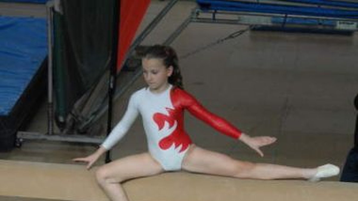 Amanda González, en una de sus actuaciones en barra fija, fue medalla de bronce en asimétricas.