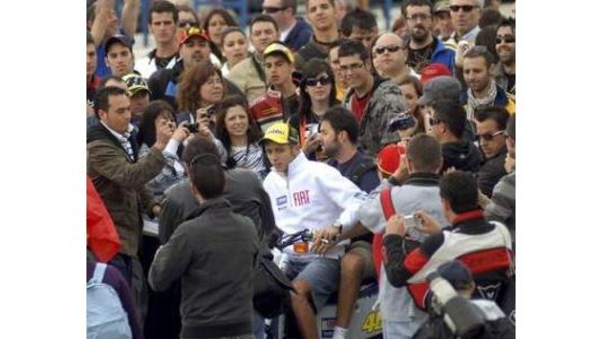 Valentino Rossi rodeado de aficionados ayer, durante los entrenamientos en Jerez