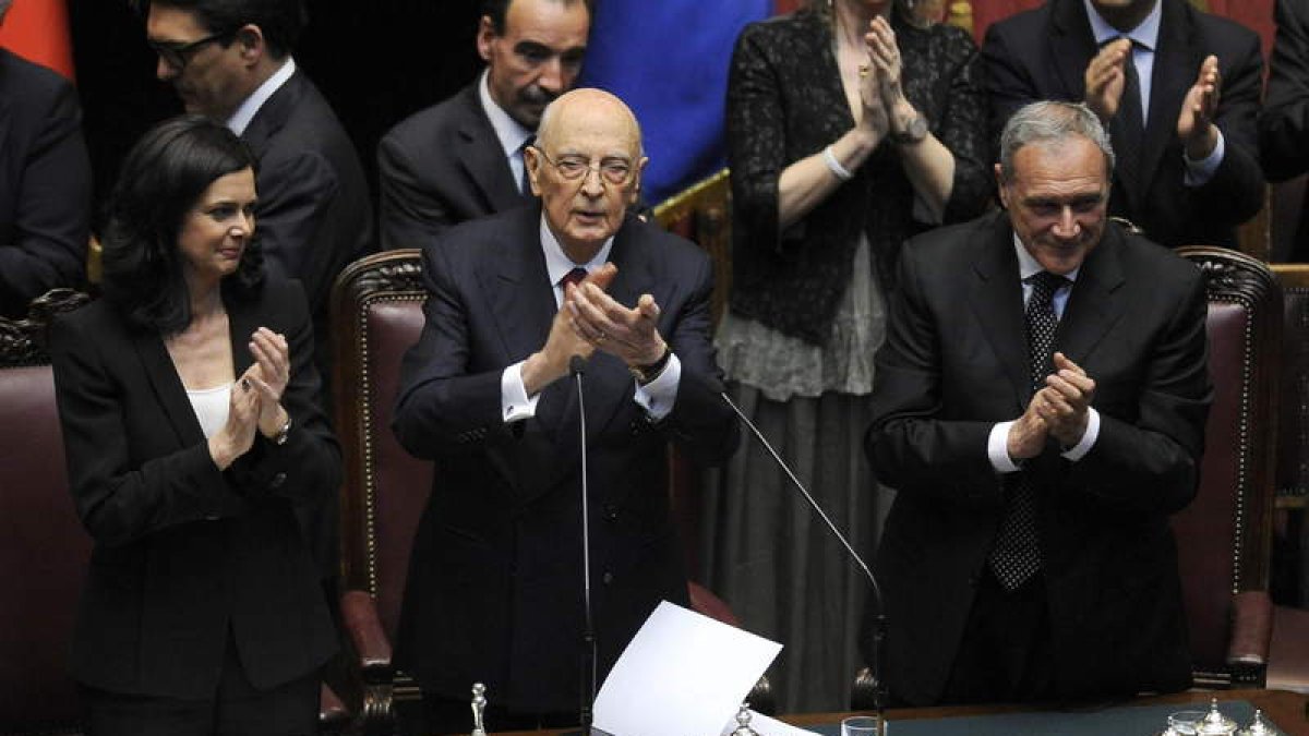 La presidenta de la Cámara, Laura Boldrini; Napolitano y el presidente del Senado, Pietro Grasso.