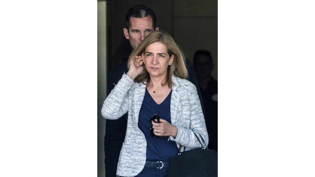 La infanta Cristina, seguida de su marido, Urdangarín. CATI CLADERA