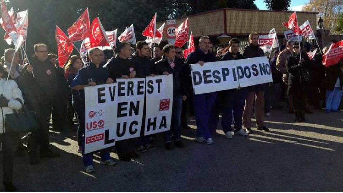 Los trabajadores de Everest volvieron a concentrarse ayer ante la sede de la empresa.