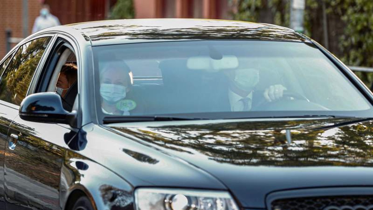 El rey Felipe VI se encargó personalmente de llevar a sus hijas al colegio en el primer día. EMILIO NARANJO