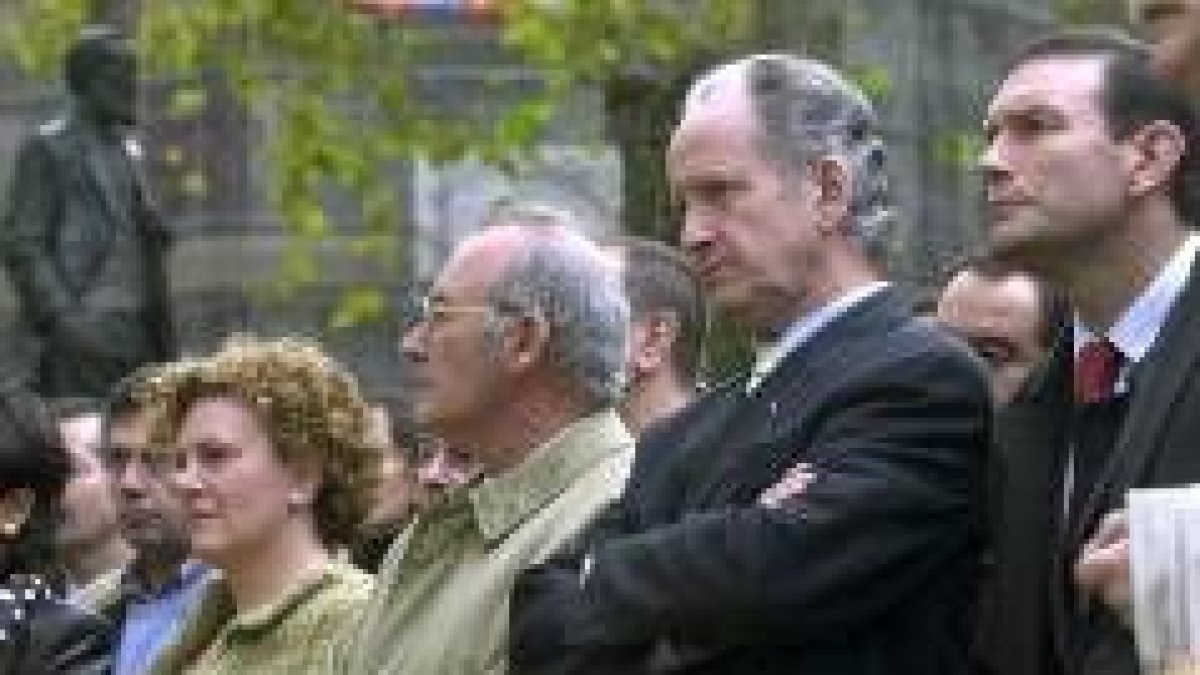 Begoña Errazti, Ardanza, Atutxa e Ibarretxe, durante la inauguración de la estatua de Sabino Arana