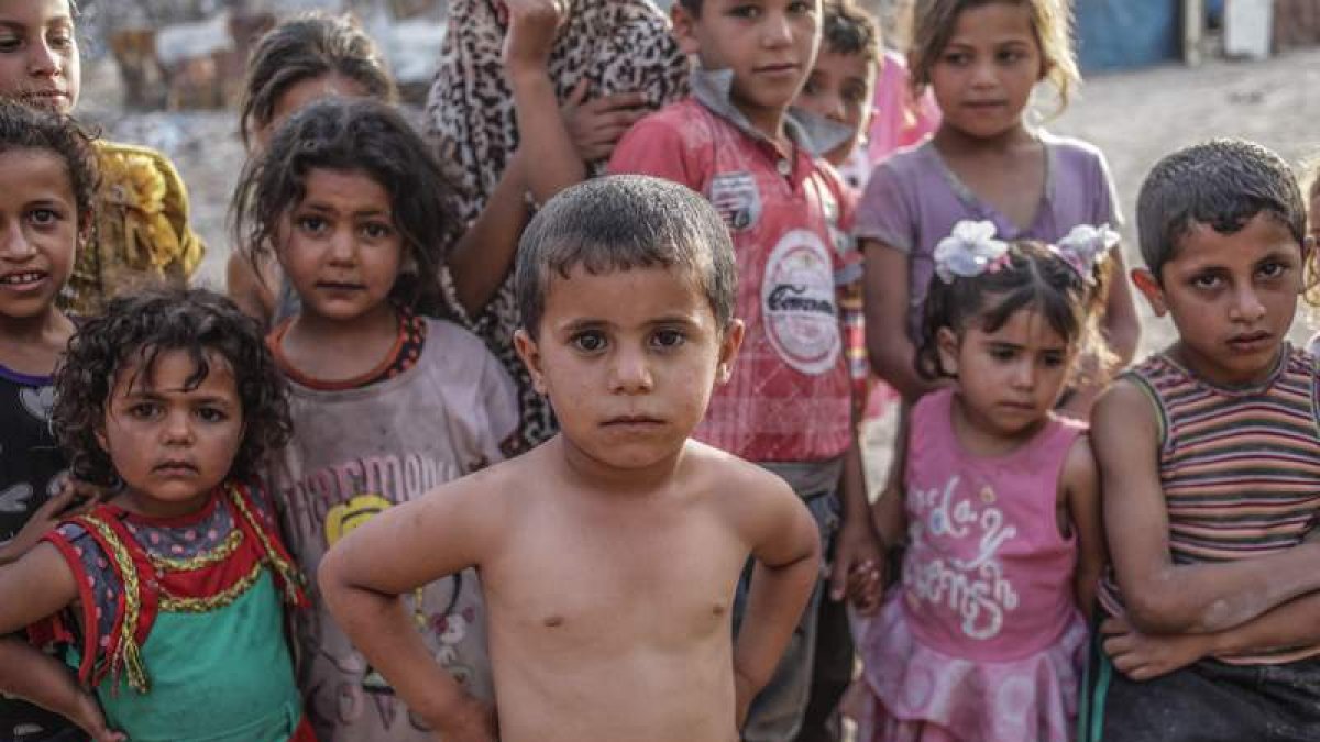 Niños palestinos juegan a las afueras del campo de refugiados de Jan Yunis en la Franja de Gaza. MOHAMMED SABER