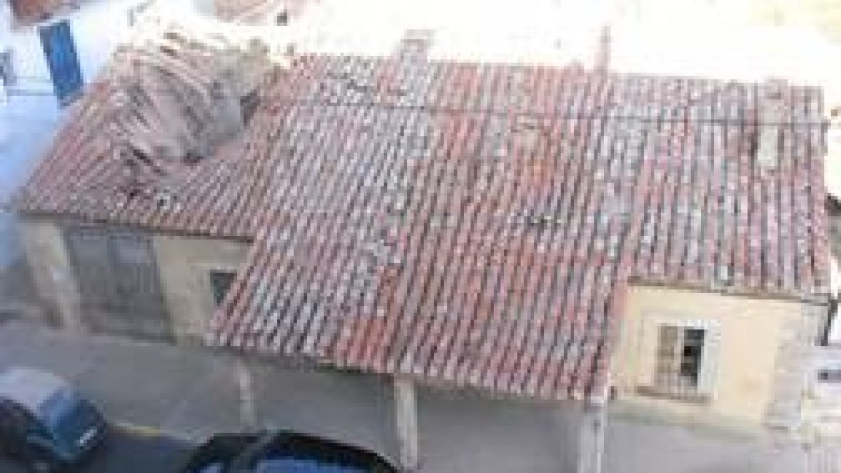 El estado de la cubierta del edificio se ha deteriorado de manera especial en las últimas semanas