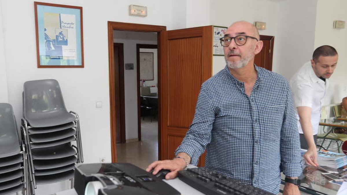 Jorge Peña, ayer, en el centro de Proyecto Hombre de Ponferrada. L. DE LA MATA