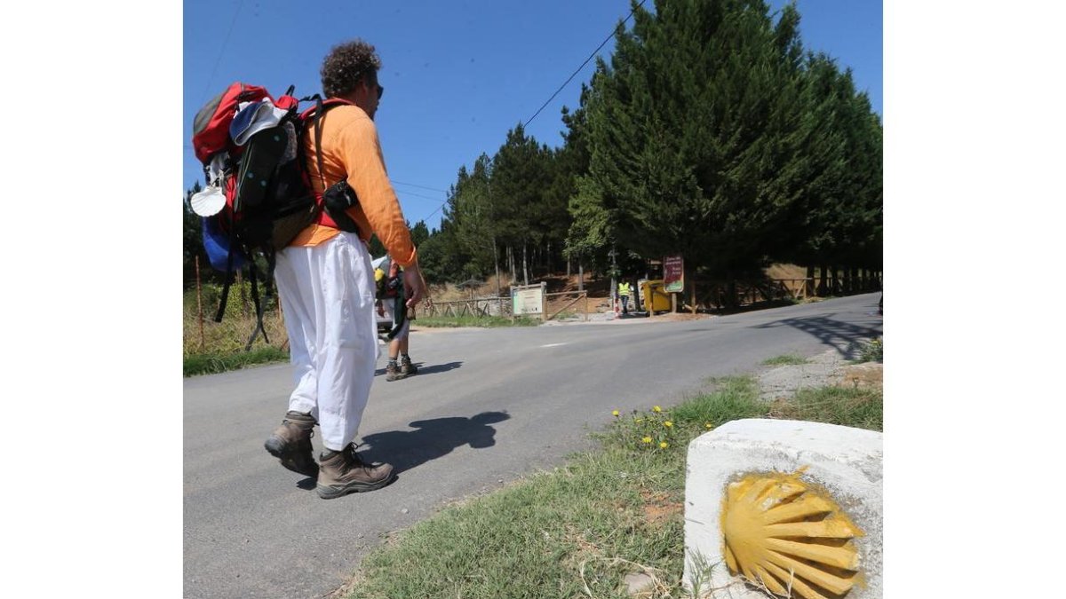 Un peregrino en el Camino de Santiago a su paso por Camponaraya.