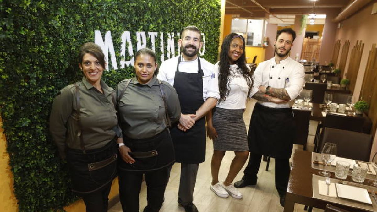 Imagen de los propietarios y trabajadores del restorán. RAMIRO