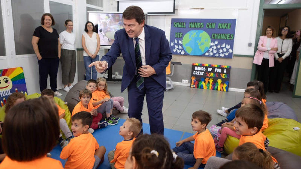 El presidente de la Junta, Alfonso Fernández Mañueco, anunció la ampliación de la gratuidad en la inauguración del curso en Soria. CONCHA ORTEGA