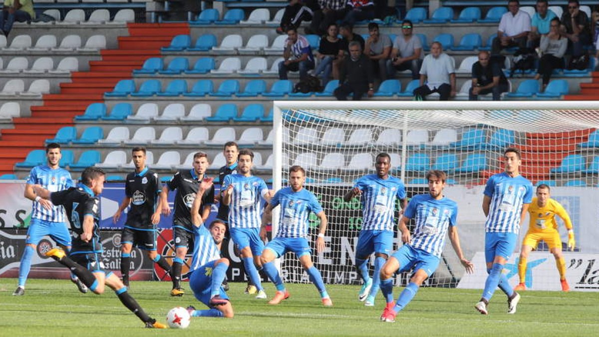 Este disparo de Edu Expósito, al que nadie salió al corte a tiempo, significó el gol del Fabril que provocó la primera derrota en casa de la Deportiva. ANA F. BARREDO