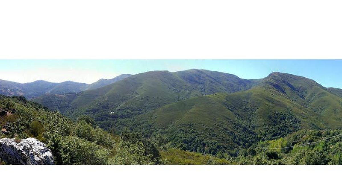 Panorámica de la zona montañosa de Barjas que se vería afectada por la instalación de los aerogeneradores y las infraestructuras del parque eólico. DL