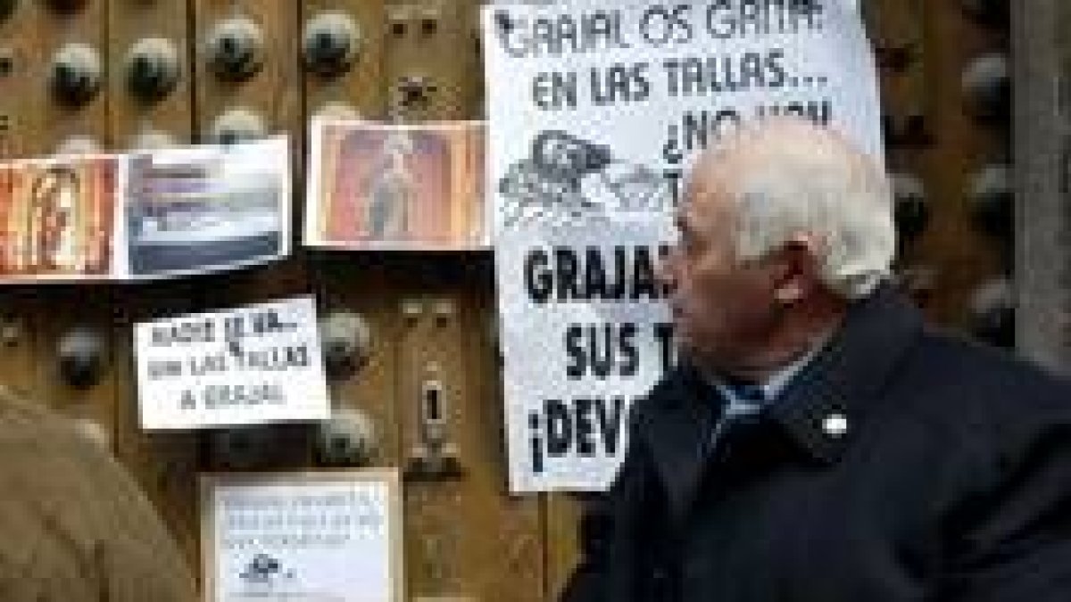 Francisco Espinosa observa las fotos de las tres tallas que Grajal reclama a las carmelitas