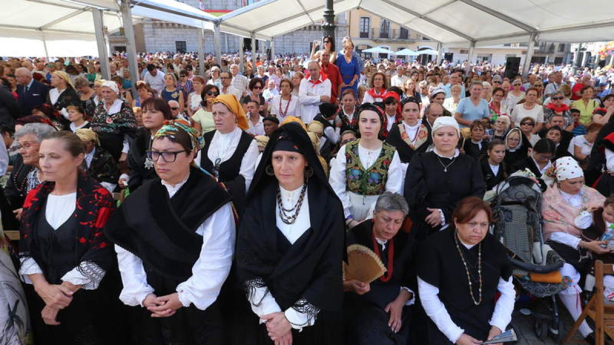 La plaza del Ayuntamiento volverá a llenarse este 8 de septiembre en la ofrenda a la Virgen. L. DE LA MATA