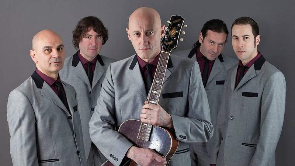 Jorge Martínez ‘Ilegal’ con la guitarra junto a Los Magníficos.