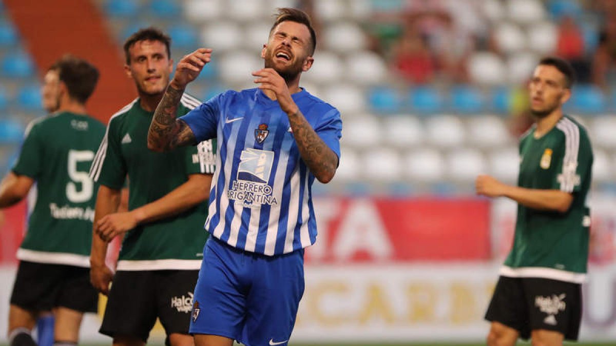 El encuentro ante el Real Oviedo es un clásico de las últimas pretemporadas. L. DE LA MATA