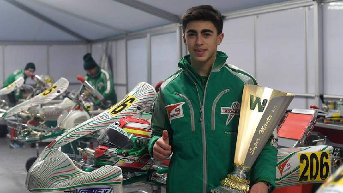 David Vidales con el trofeo que le otorgó su tercer puesto en la WSK Super Master celebrada en el circuito italiano de Adria. NACHO NÚÑEZ