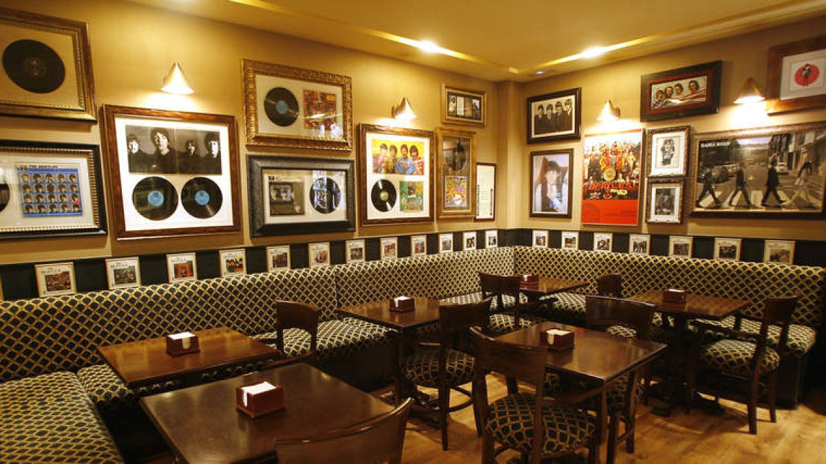 En el Taxman Beatles Bar podrás interpretar una pieza en piano de cola.