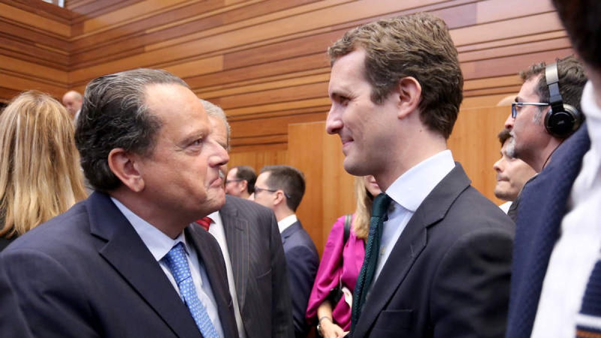 Mario Amilivia con Pablo Casado. LETICIA PÉREZ