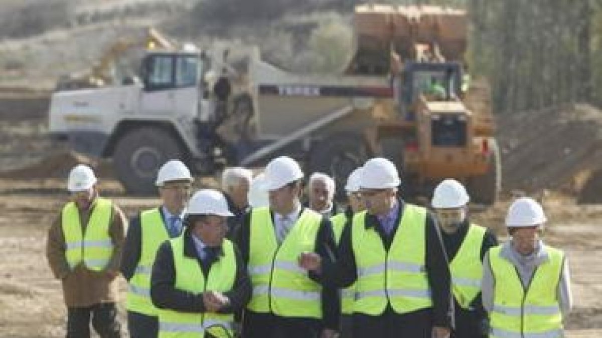 Antonio Silván, entre los alcaldes de Toral de los Guzmanes y Valencia de Don Juan, visitó las obras
