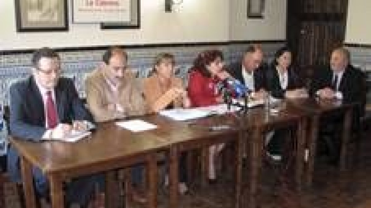 Los procuradores y los alcaldes, durante la rueda de prensa