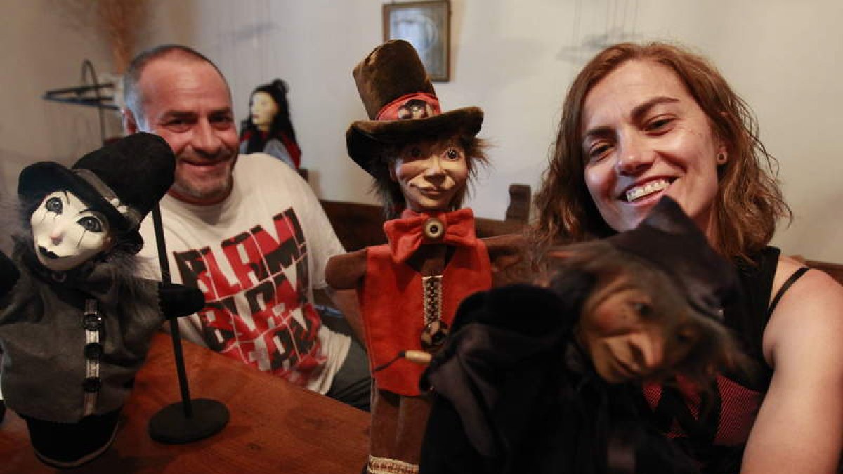 Miguel López y Begoña García con sus marionetas de pasta de papel en el taller que tienen en Murias de Rechivaldo.