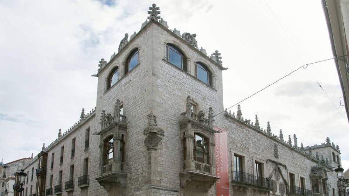 Casa del Cordón, sede de Caixa Bank en Castilla y León.
