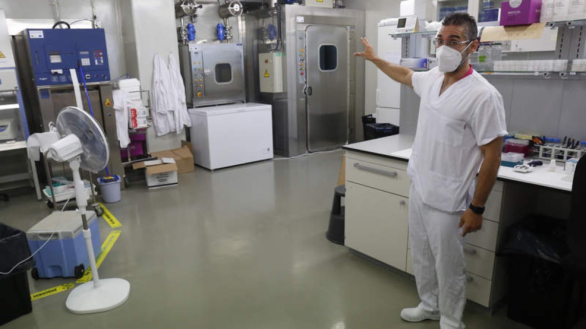 Raúl de la Puente muestra la sala del laboratorio del Instituto de Desarrollo Ganadero y Sanidad Animal (Indegsal) donde se analizan PCR y otras pruebas. FERNANDO OTERO