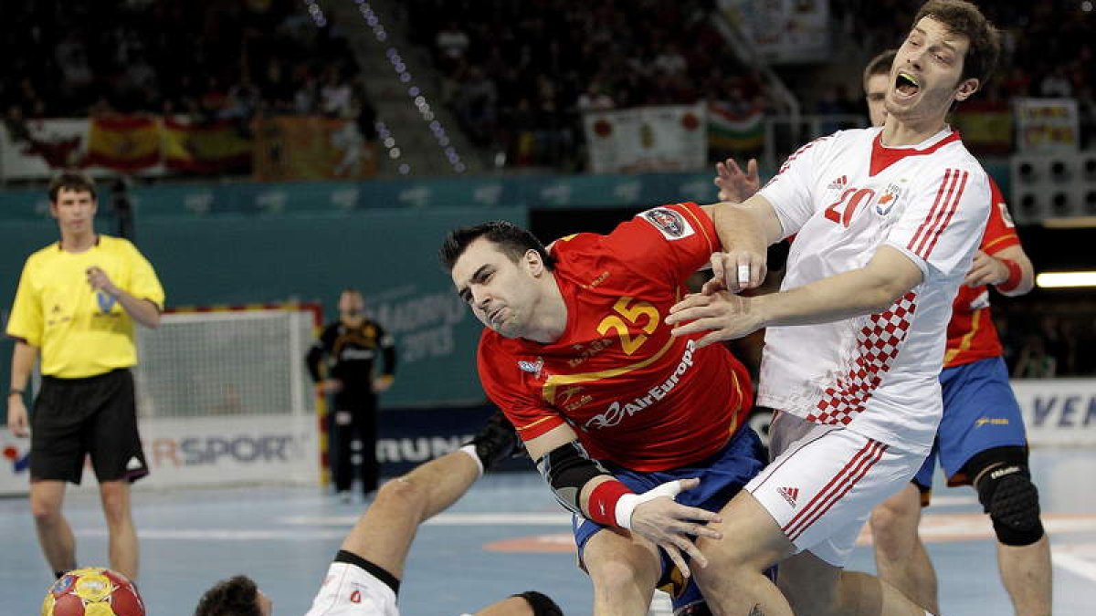 El central de la selección española, el ademarista Carlos Ruesga, lucha la posición con el lateral de la selección croata, Damir Bicanic, que también vistió la camiseta leonesa.
