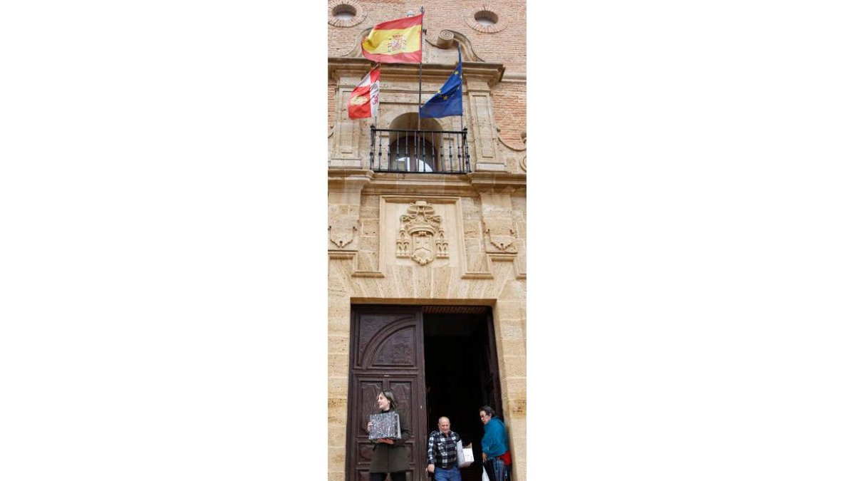 Con los ordenadores apagados, sin luz ni calefacción, empleados y concejales iniciaron a mediodía el desalojo del consistorio.