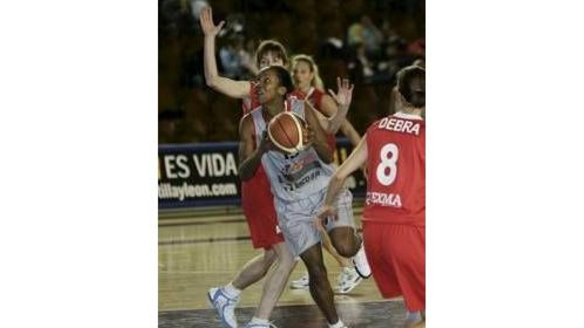 Lesdema avanza hacia la canasta tras superar a su defensora