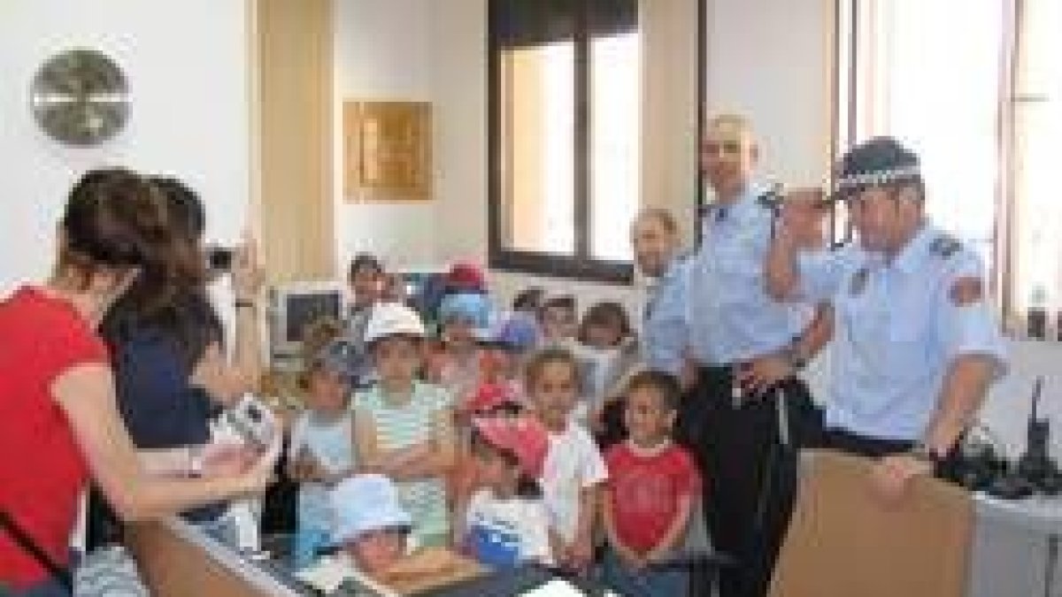 Los jóvenes de infantil conocieron los entresijos de la comisaría de La Bañeza