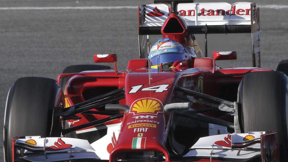 Alonso rodando ayer con su nuevo monoplaza en el circuito de Jerez de la Frontera.