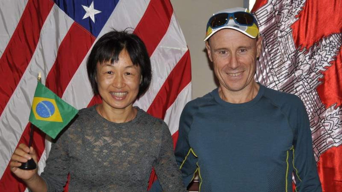 La camboyana Nary Ly junto a su preparador físico personal, el ultratleta cepedano Salva Calvo.