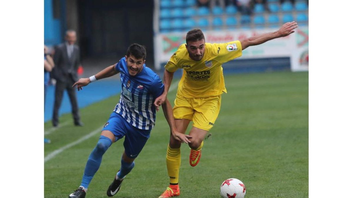 El Artístico Navalcarnero se impuso 2-3 en El Toralín en la primera vuelta. ANA F. BARREDO