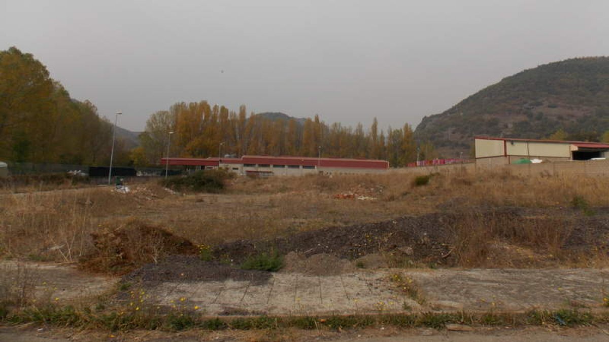 Una vista de la parcela que ocupará el parque de bomberos. PLANILLO
