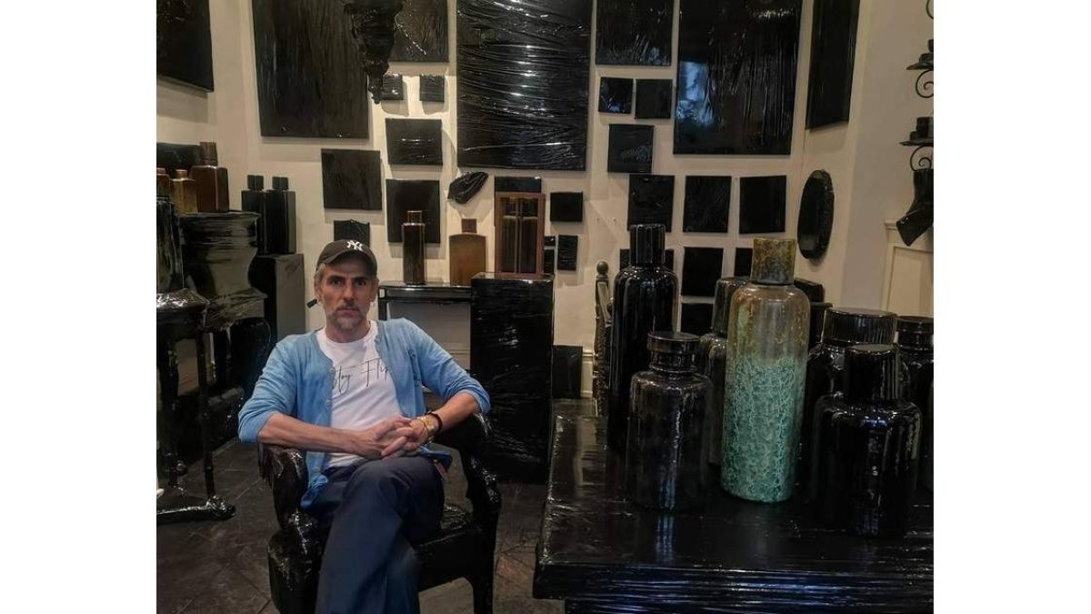 Enrique Perezalba Red en la sala donde expone su colección ‘Ode to Plastic’. DAN FONTANELLI