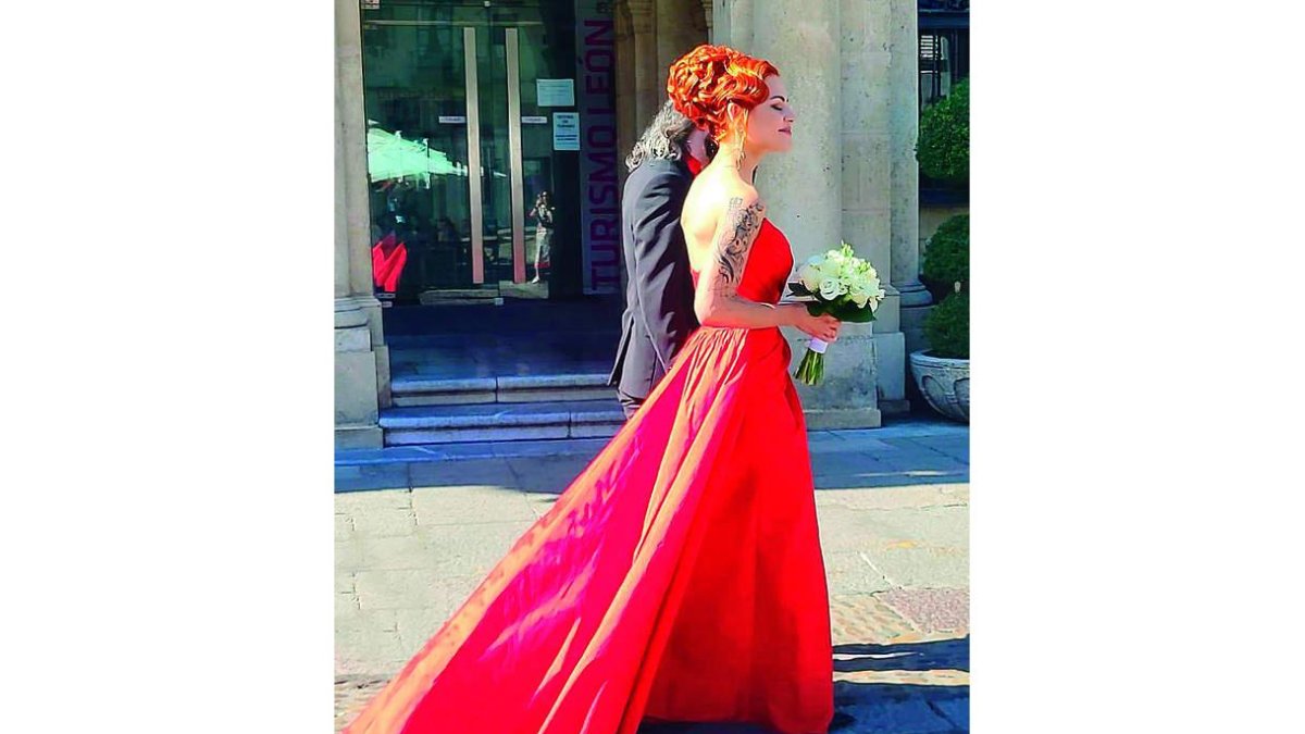 La leonesa Sara García, el día de su boda en la Plaza de San Marcelo. DL