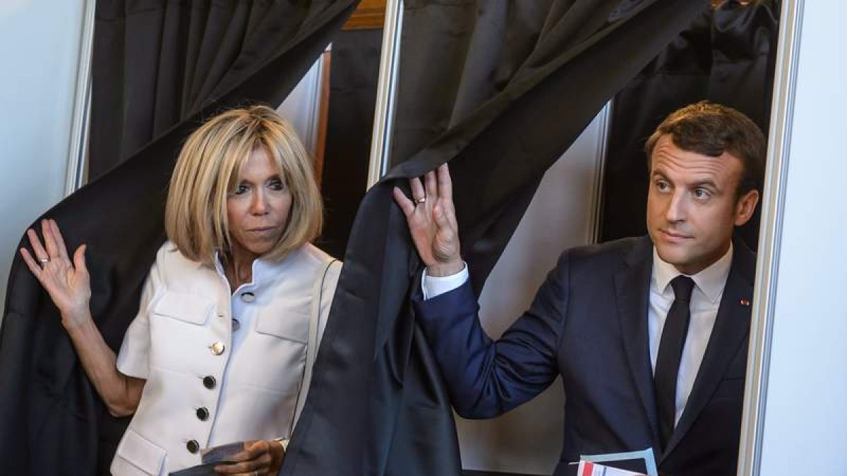 Brigitte Trogneux junto a su marido Emmanuel Macron tras preparar su voto. CHRISTOPHE PETIT TESSON