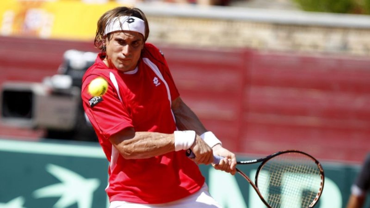 El tenista español David Ferrer golpea la bola ante el francés Gilles Simon en el segundo partido de la semifinal del Grupo Mundial de la Copa Davis España-Francia que se disputa en la plaza de toros de Los Califas en Córdoba.