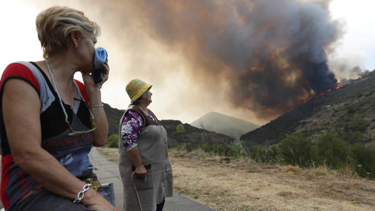 La Junta declara riesgo bajo y reduce el operativo de extinción de ...