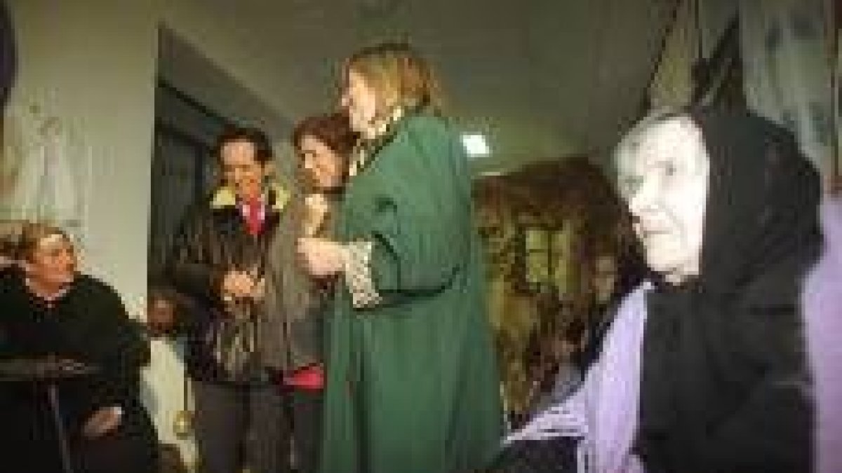 Ana Botella y Juan José Lucas en el centro de La Bañeza en  1999