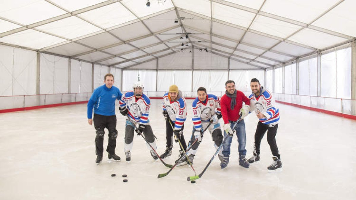 La pista de patinaje sobre hielo se abrió a mediodía de ayer. FERNANDO OTERO PERANDONES