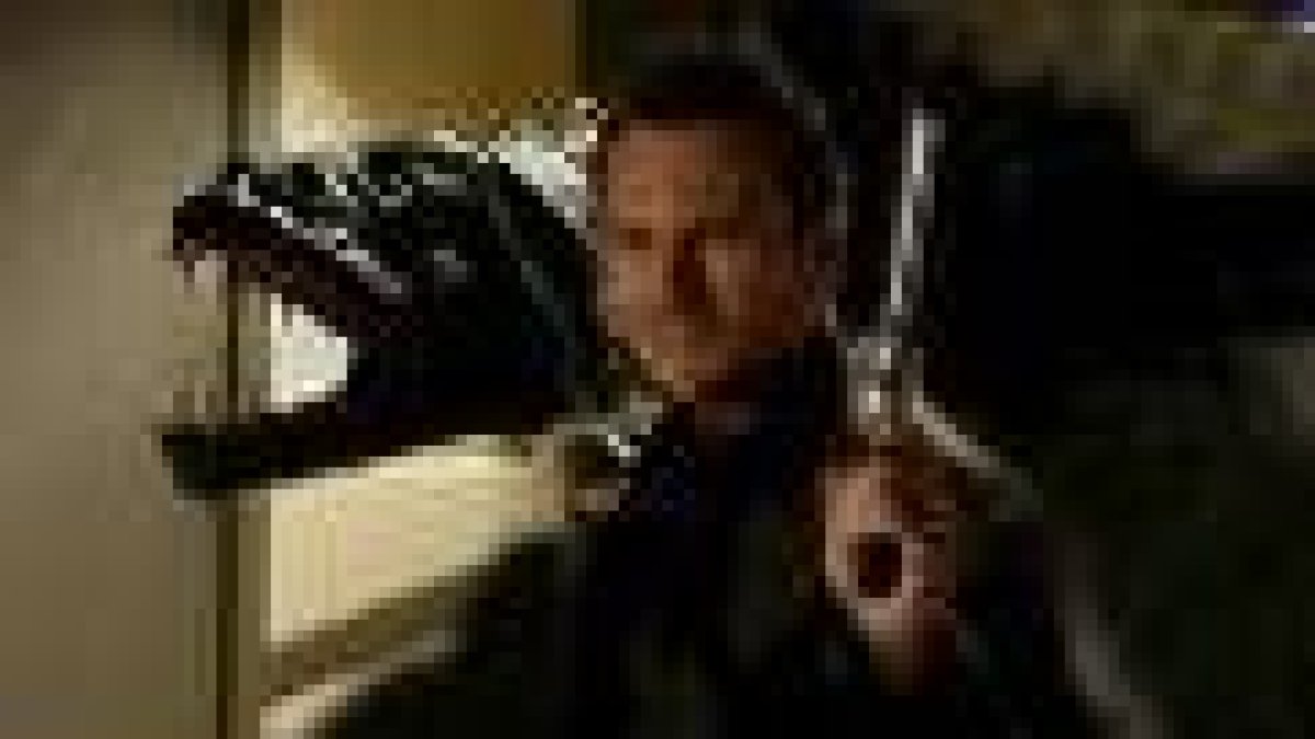 Christian Slater en uno de los momentos de la película «Alone in the Dark»