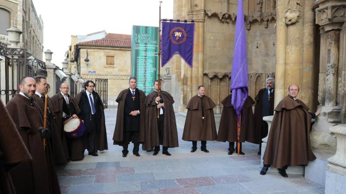 Acto de la Cofradía del Santísimo Cristo de la Expiración y del Silencioen el Locus Apellationis de la Catedral de León