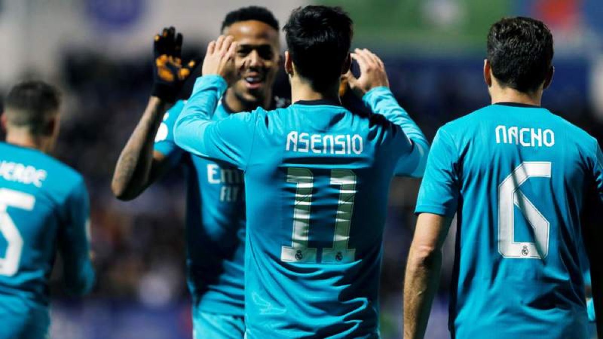 Eder Militao felicita a Marco Asensio tras haber marcado el segundo gol que adelantaba de nuevo a los madridistas. MANUEL LORENZO