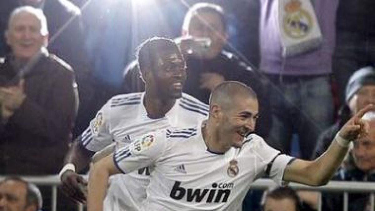 Benzema celebra con su compañero togolés Adebayor uno de sus dos goles.