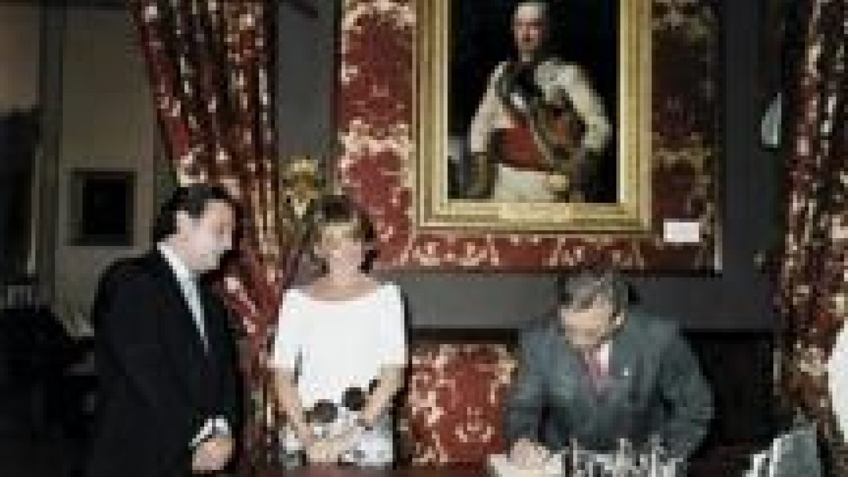 Martín Manceñido firmando el libro de honor del Senado junto a Esperanza Aguirre