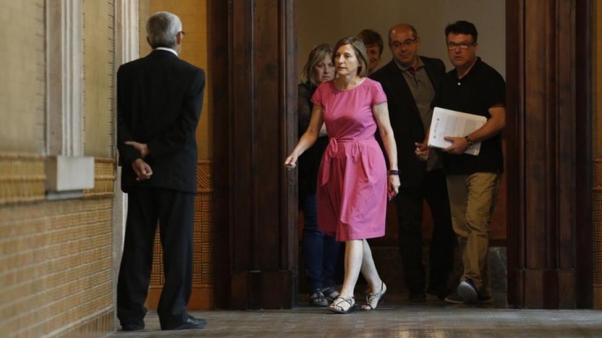 La presidenta del Parlament, Carme Forcadell, se dirige a firmar la notificación del TC sobre la suspensión de la reforma del reglamento de la Cámara