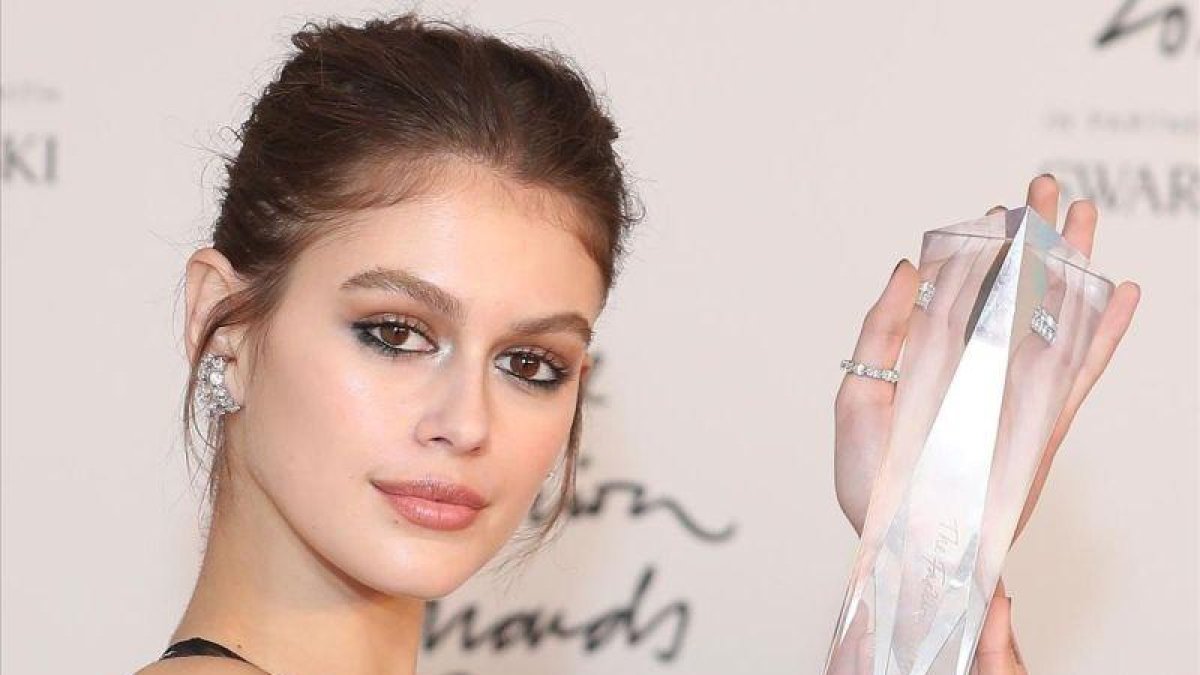 Kaia Gerber, con el premio.
