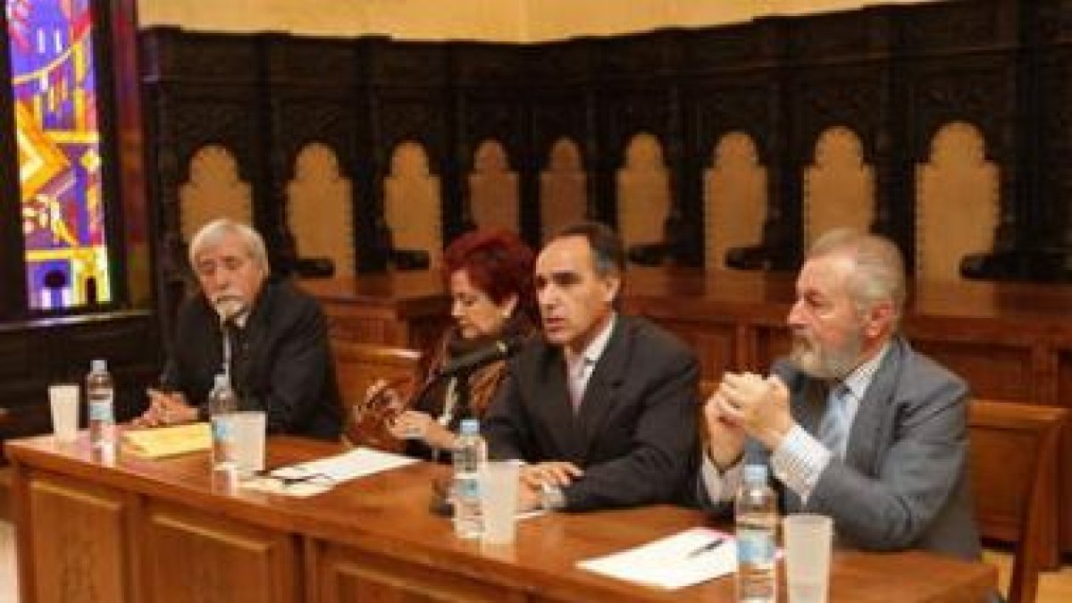 El salón de plenos acogió el homenaje a Lorenzo López Sancho.